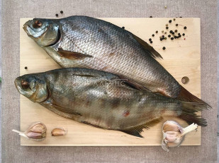 Кальмар щупальца (мелкие) холодного копчения: Лещ цимлянский вяленый